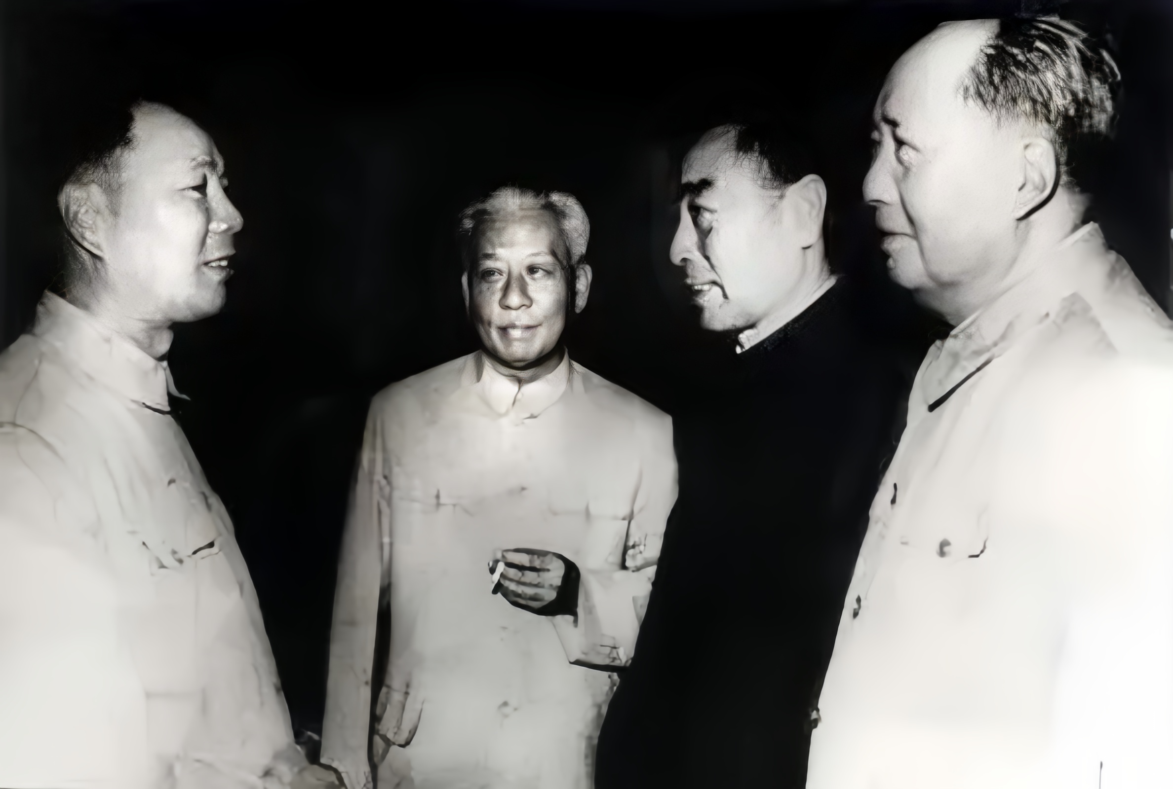 1974年，毛主席提出让杨成武复出工作，周总理亲自去落实此事。他对杨成武说，让你