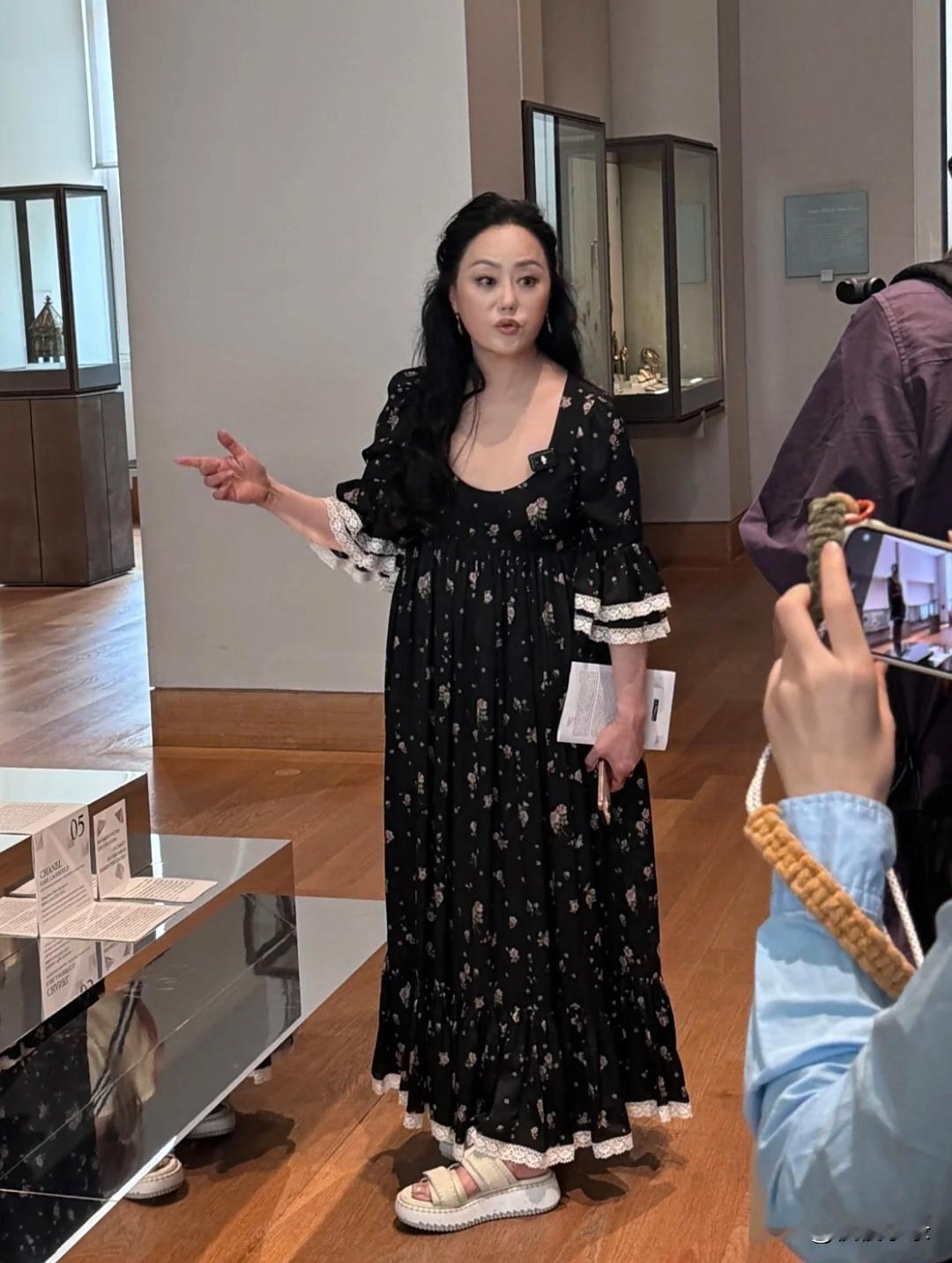 章小蕙在巴黎卢浮宫看展，这身打扮真的一言难尽，造型真的好老气，身材好臃肿，个子看