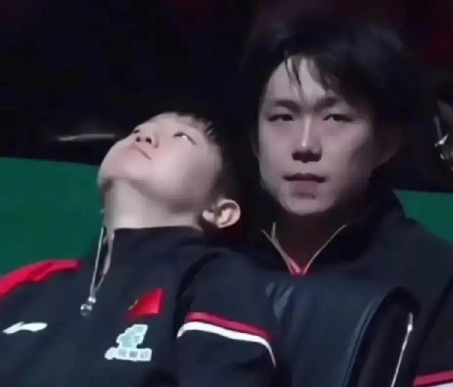 王楚钦差点被孙颖莎一球拍打碎颧骨。德班世乒赛混双决赛关键分。孙颖莎极限后仰