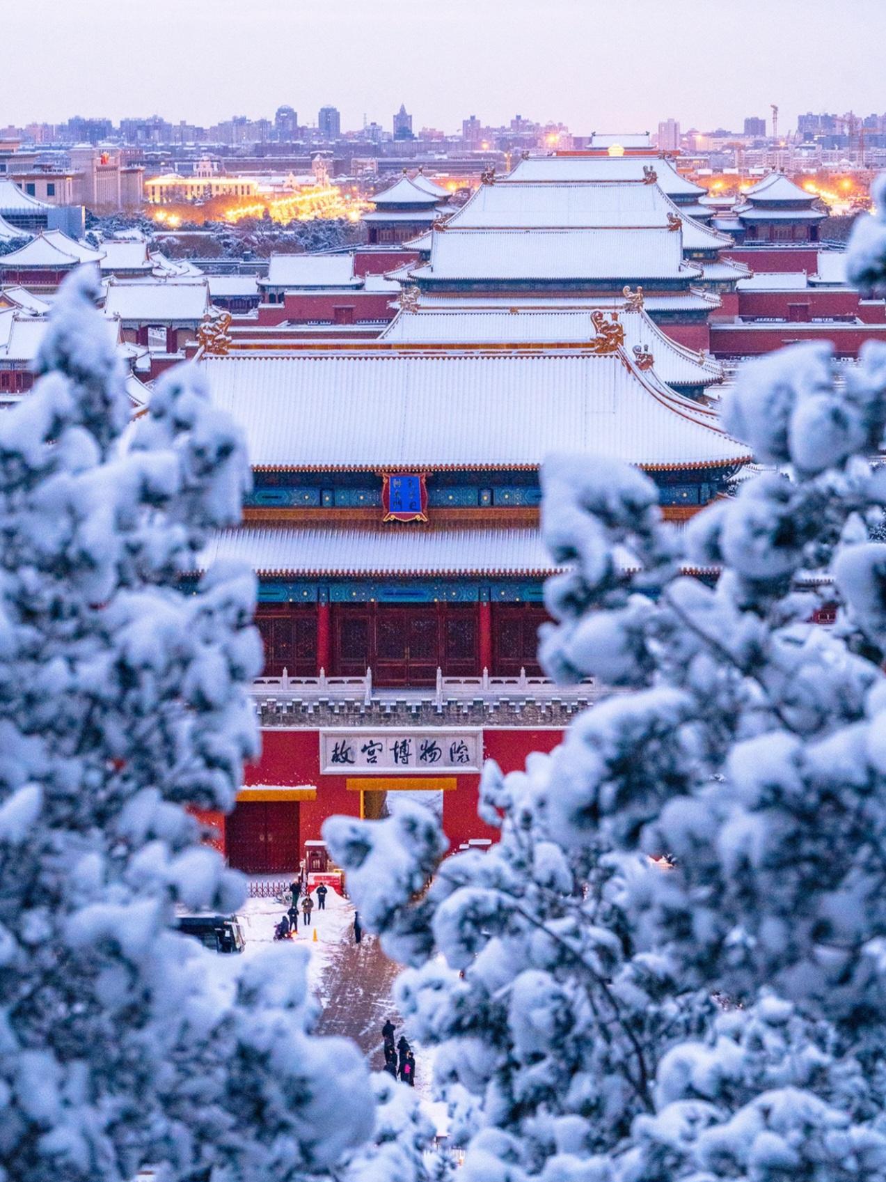 北京初雪后的景山山顶紫禁城的雪国奇观清晨六点，天还未完全亮景山万春亭已站