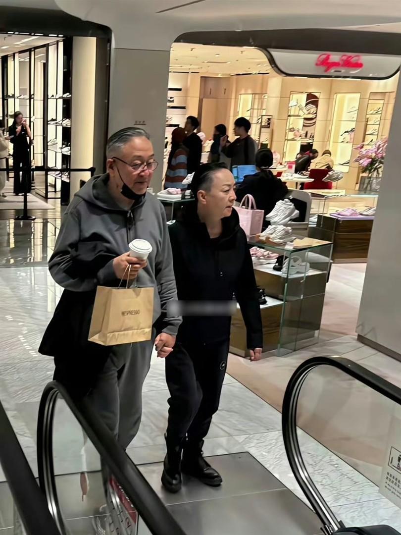 宋丹丹和富豪老公逛街，俩人穿搭简约随性，发型还莫名相似，这难道就是传说中的“夫妻