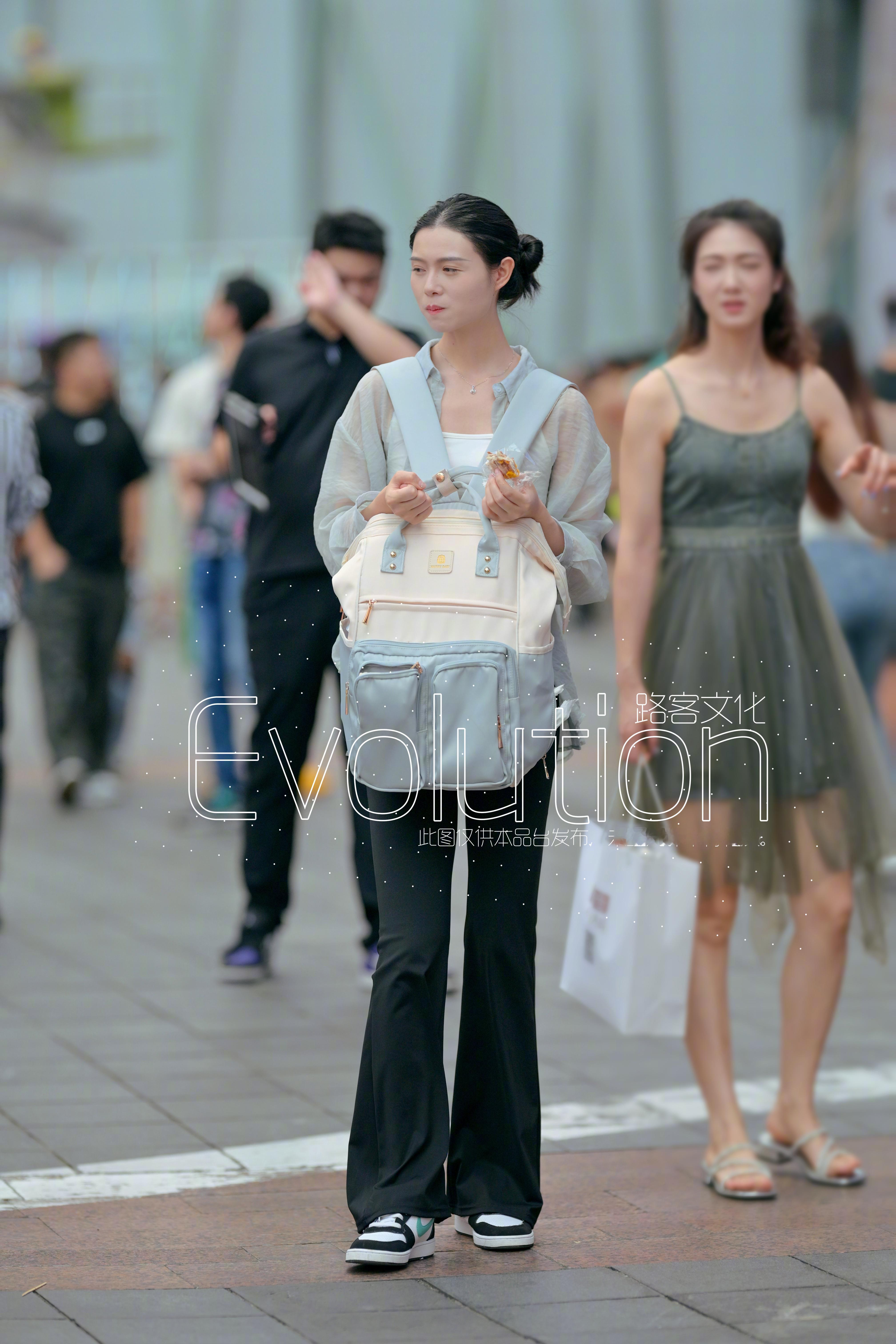 第一次看到妈妈包和服装很搭的，我们家的就是花花绿绿的。​​​