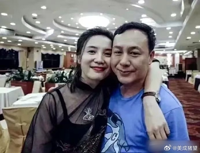 这照片，估计宋佳出十万，都想删除吧。