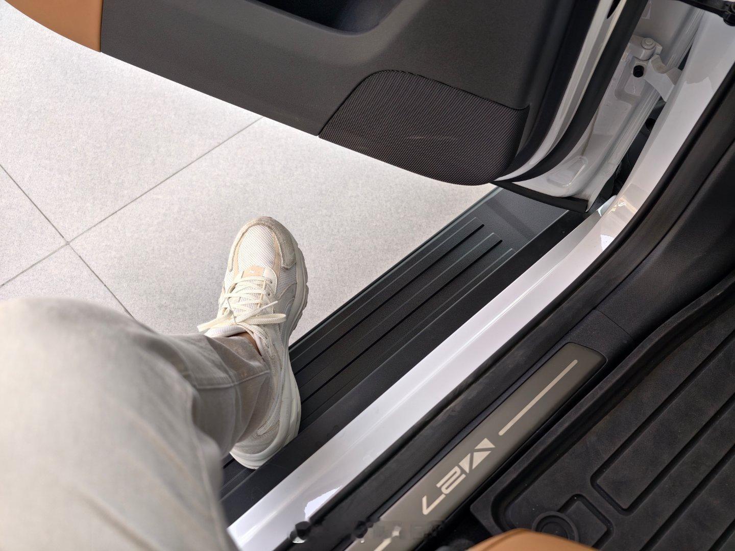 今天下午本来是打算去日产门店看看NX8的，但是还没有展车，刚好隔壁就是iCar（