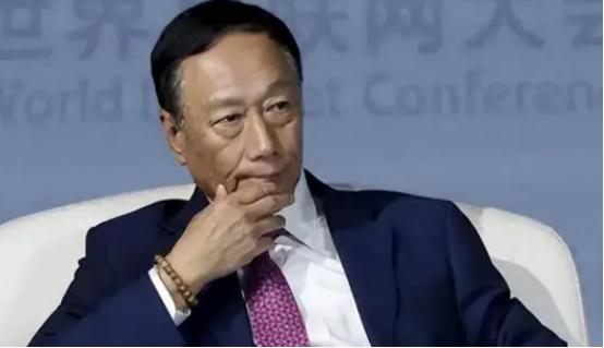 富士康崩得太突然！郭台铭绝对没料到，以前大陆工厂灯火通明的代工巨头，如今像破气球