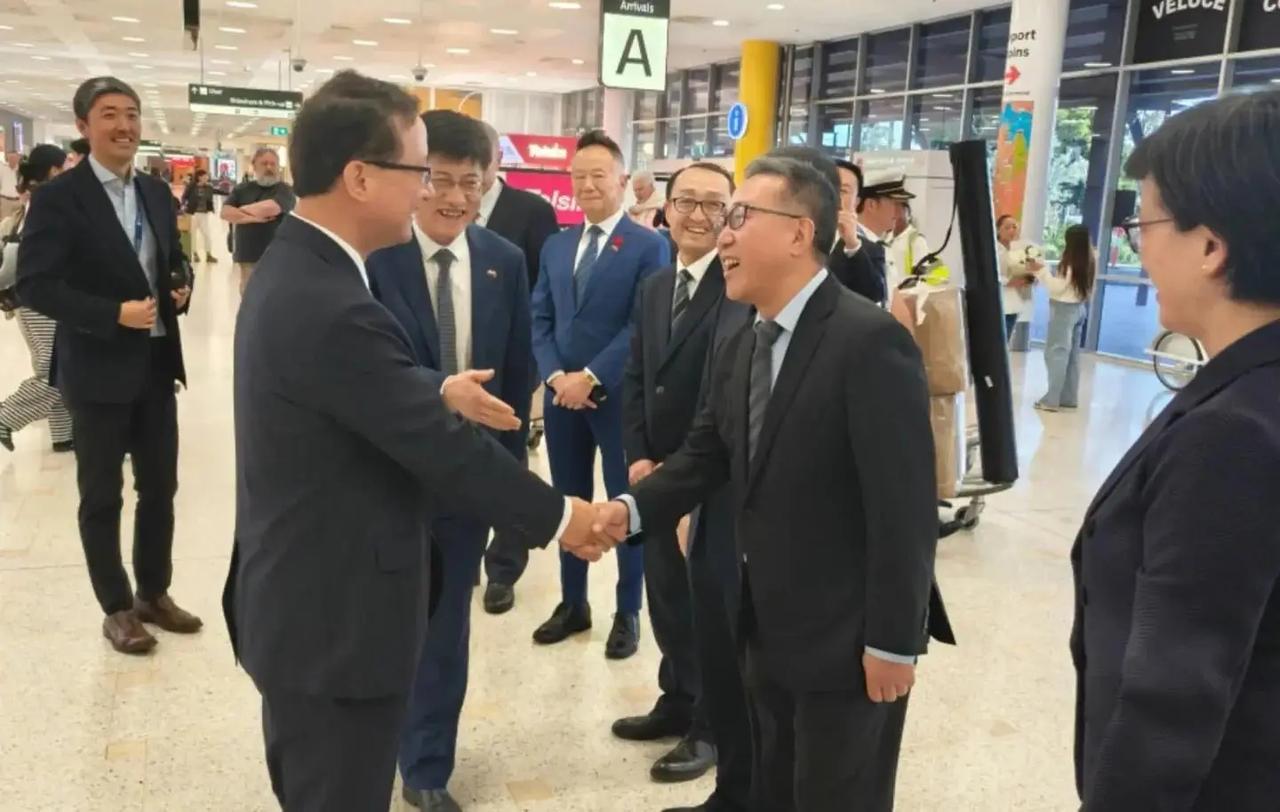 传闻正式落地，澳大利亚最害怕的事还是来了。8月24日下午，刘劲松乘国航航班抵