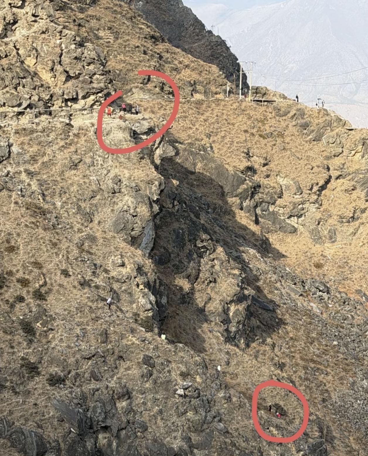 8岁男童在虎跳峡遇难时，目击者称：小孩不能动，脸上都是血，爸爸看到时都站不住了，