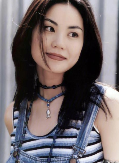 1997年，王菲以6000万元的天价与百代唱片公司签约，拿到这笔钱后，她立刻在北