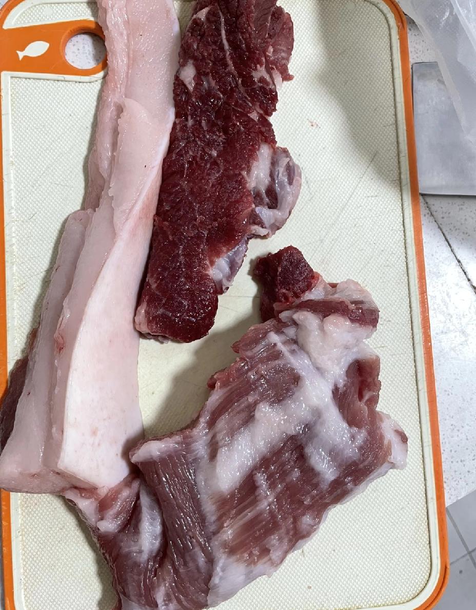 鸡蛋一天一个价，是越来越贵；猪肉一天一个价，却越来越便宜。最近去菜市场，