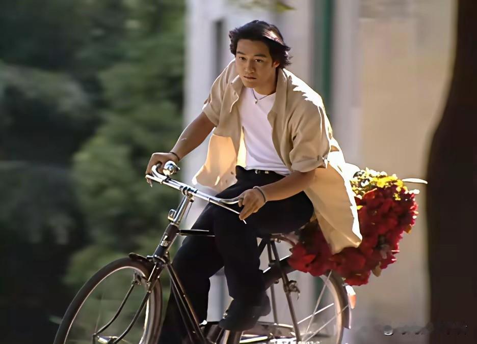 王菲严选真不错，李亚鹏年轻时候真的很帅气，看起来确实很有青春的感觉，怪不得周迅也