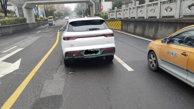 主动刹车，导致了后车追尾在市区已经触发过很多次了，每次都吓我一跳，每次距离前车