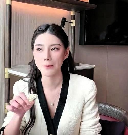 新生儿的迁徙与家族庆典，筱梅眼中的归途小汪宝的满月日，快要到了，大家都很高兴，