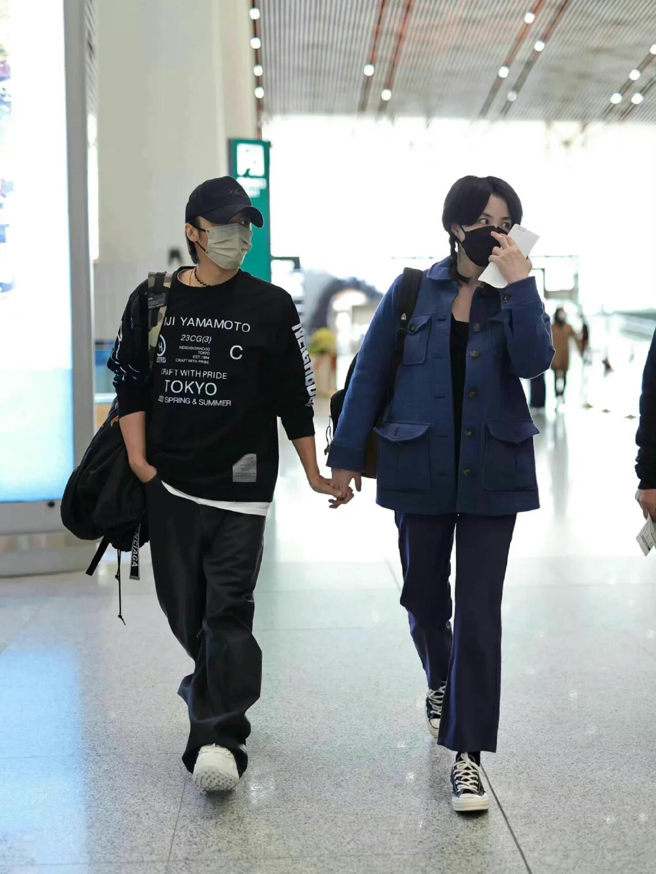 王菲的机场穿搭成年人的松弛感答卷