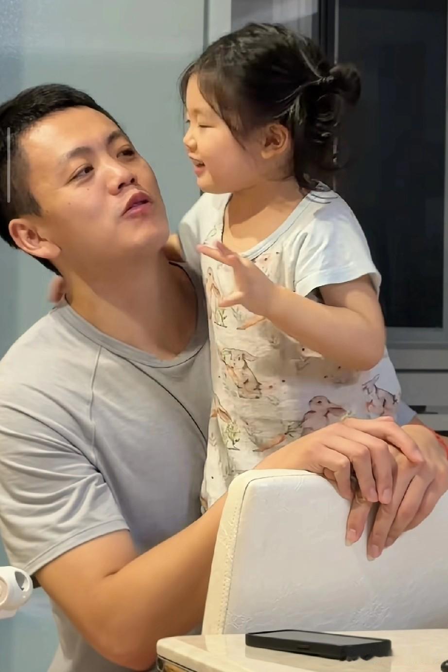 姜宇星女儿都这么大了啊！长的太像了！真没想到姜宇星女儿都这么大了，真是粘人啊