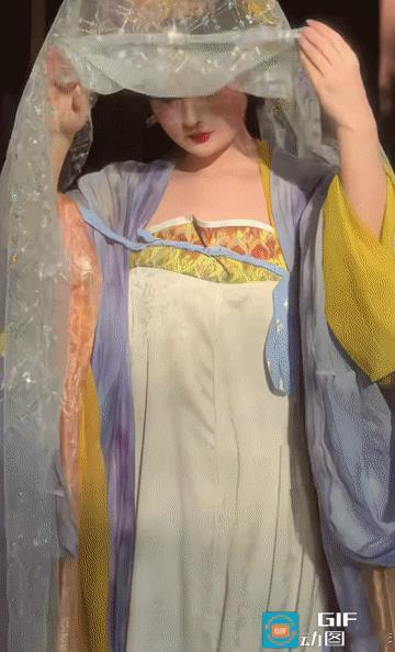 多久没见过这样的脸了，美人如画具象化了。形容古典美人，多数人都会说一句“像画