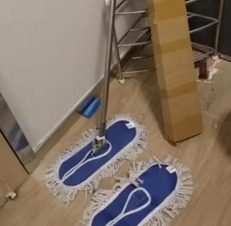 后悔的机会都没了！江苏苏州，男子路过酒店储藏室时，发现里面有很多矿泉水，遂顺走一