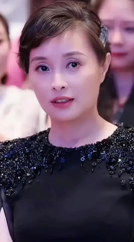 53岁的吴越做了一笔让圈里人直摇头的买卖：卖掉佘山300多平别墅，换静安区医院旁220平大平层，外人
