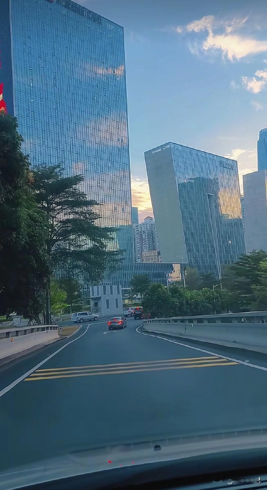 说真的，深圳才是中国城市的天花板，城建第一，看着最像未来城市，尤其是深圳湾超级总