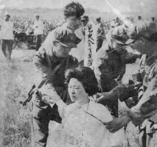 1940年，军统女特务冒死救下一名地下党，十几年后，女特务被我党抓获，女特务提出