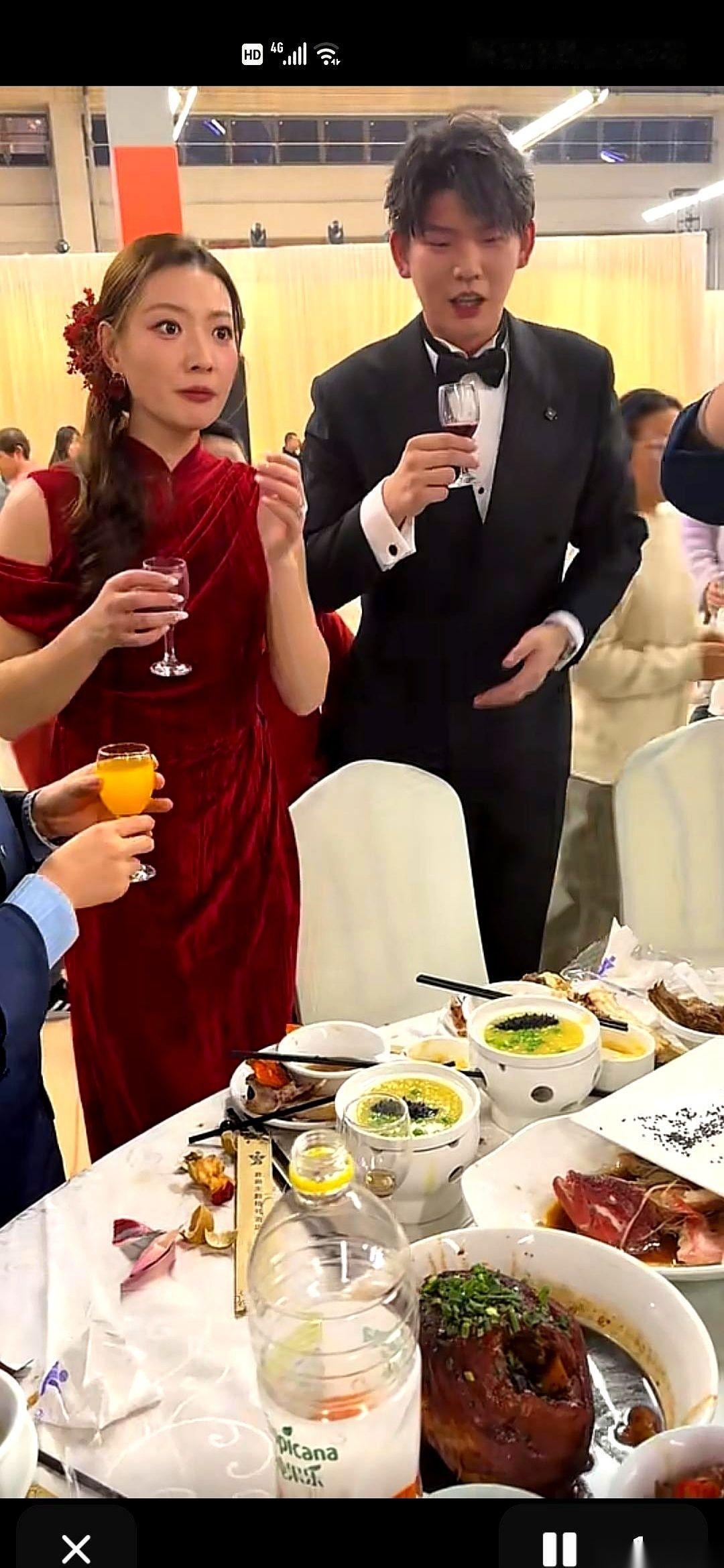 在自己的羽毛球馆里办婚礼，百来桌。新娘是馆主，新郎是她的冠军队友。我看到这消