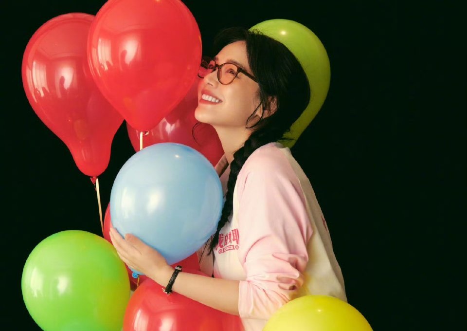 马思纯走出抑郁后的状态纯纯走出抑郁后，再一次热爱生活，热爱自己，又露出海绵宝宝般