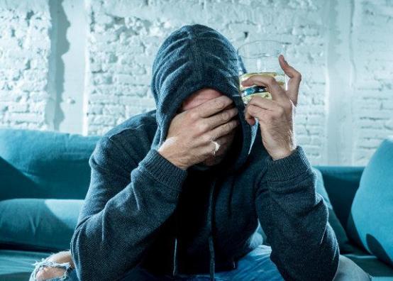 大街上看到这四种人，小心是梅毒患者，一定要远离 梅毒，一种由梅毒螺旋体引起