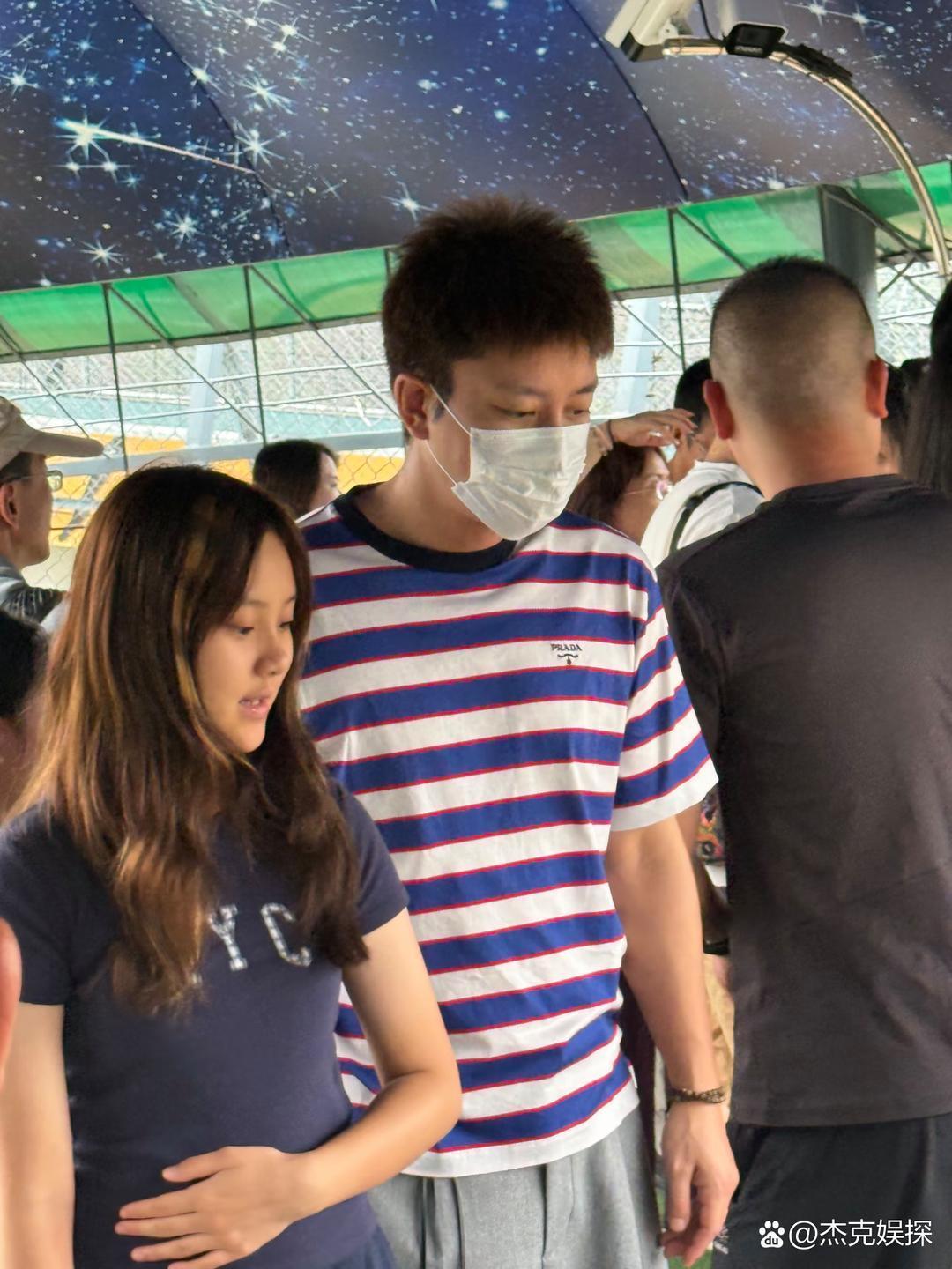 贾乃亮和14岁女儿甜馨到动物园看东北虎，甜馨的打扮好成熟，身材微胖，皮肤黝黑，颜