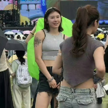 吴艳妮在成都穿着短裤大腿看起来很粗壮，表情自信又张扬