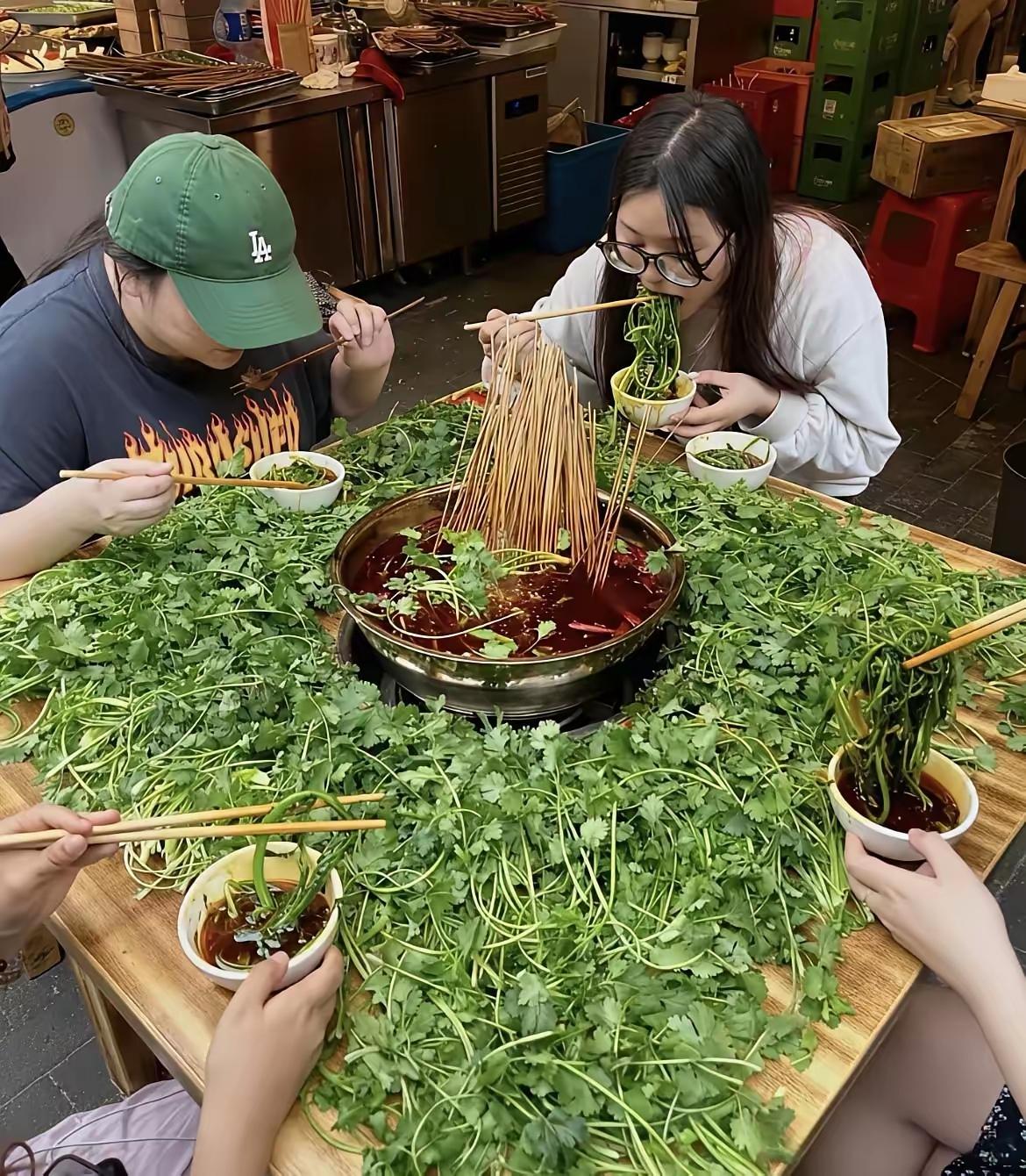 不会又是东北人吧，香菜一桌子，饺子也是一桌子，没倒地上趴着吃就不错啦！为了要流