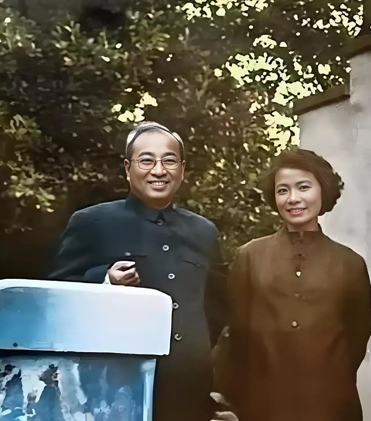 照片拍摄于1960年的哈军工，镜头中的聂力时尚靓丽，双眼有神，笑容富有感染力，她