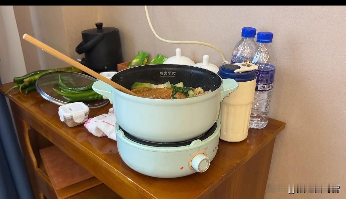 一人一车自驾西藏！只要是长途出行，必带两样做饭工具：一个300瓦的可炒菜，可煮面