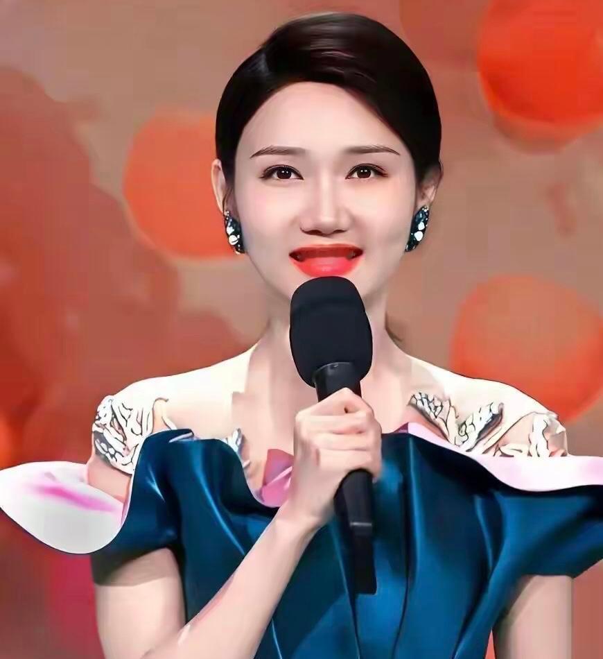 他们悄悄改变了春晚主持的基因。董卿执掌话筒的13年，把“春晚主持人”变成了一个