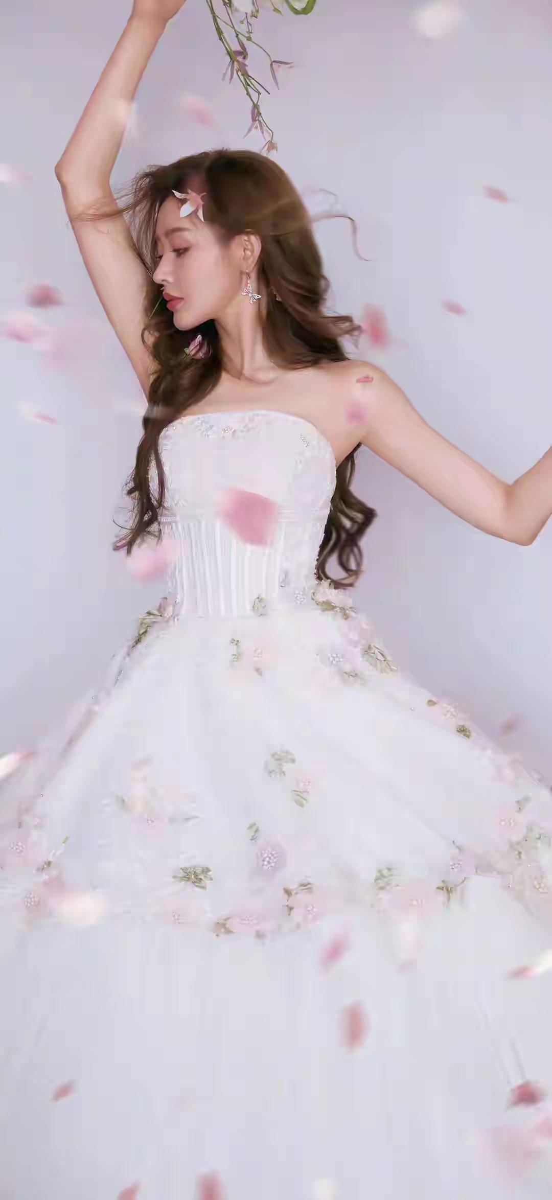 美女壁纸～张天爱，以花为媒，以纱为裳，赴一场春日的浪漫之约蓬松卷发轻拂脸颊，蕾