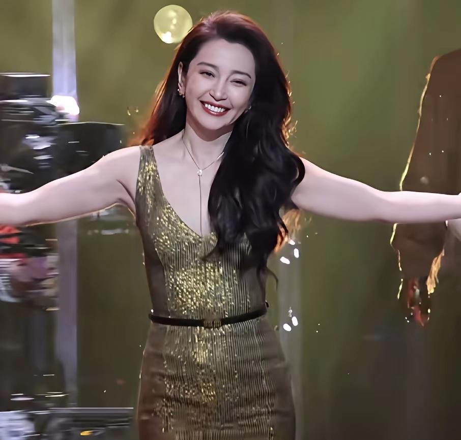 刷到李冰冰巴黎欧莱雅活动图，我盯着屏幕看了3遍都没缓过来。53岁啊，穿