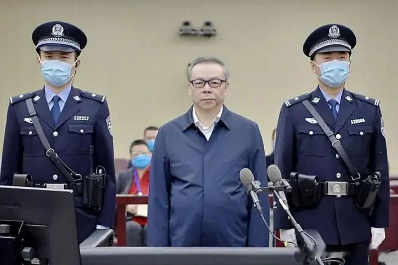 权力失界，终会引火烧身。一桩轰动全网的金融贪腐大案，用最沉重的结局印证了这句老话