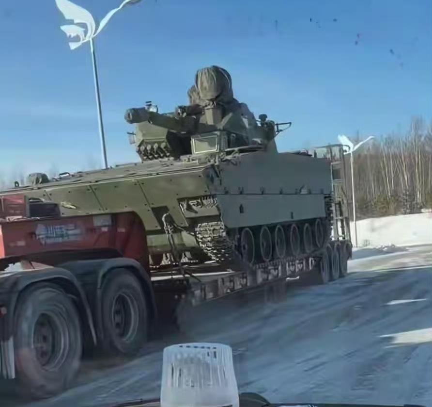 解放军04B步兵战车有点像战争雷霆里面的幻视9040，图中被重型拖车转场，背景气