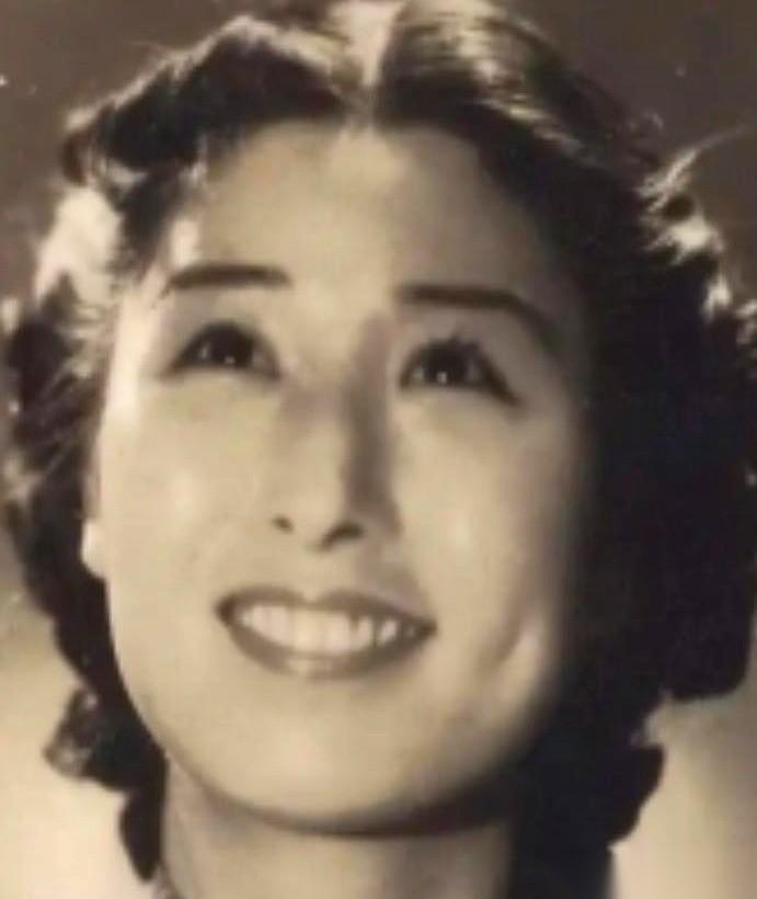 1940年冬天的荒树林，几个杀人不眨眼的特务举着枪，手却在发抖。因为眼前的死刑