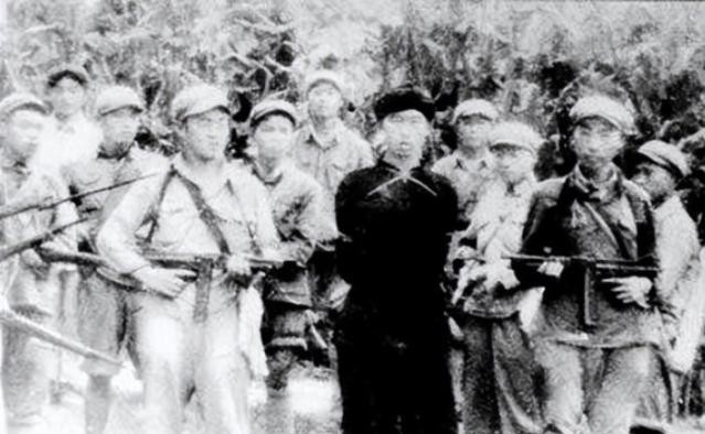 1950年，一次剿匪战斗中，一战士死死盯住一个女尼姑，排长不禁气得青筋暴突：“敢