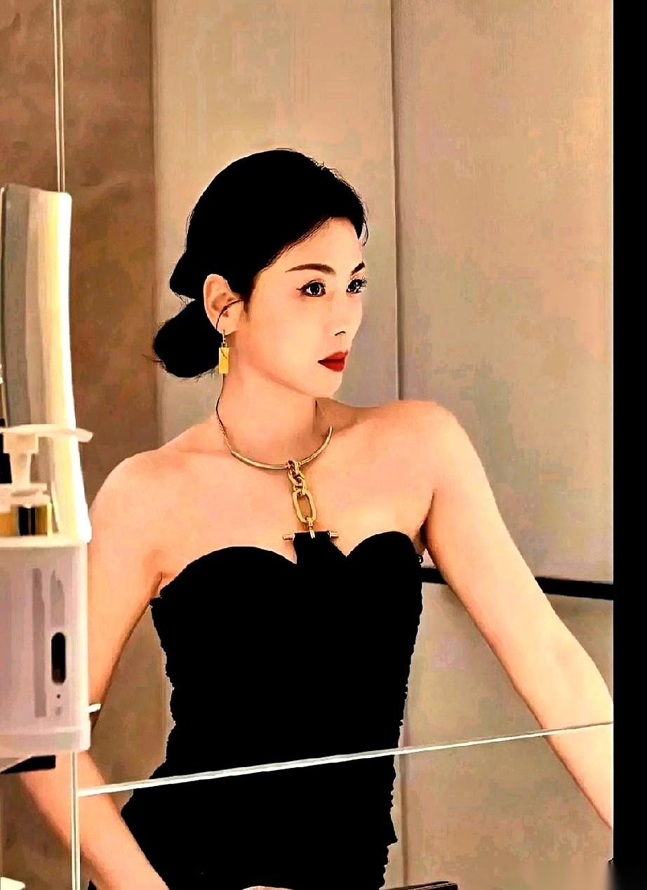 刷到刘涛这组照片，我脑子里就一句话：“少女感”这词儿，真有点上不了台面了。这