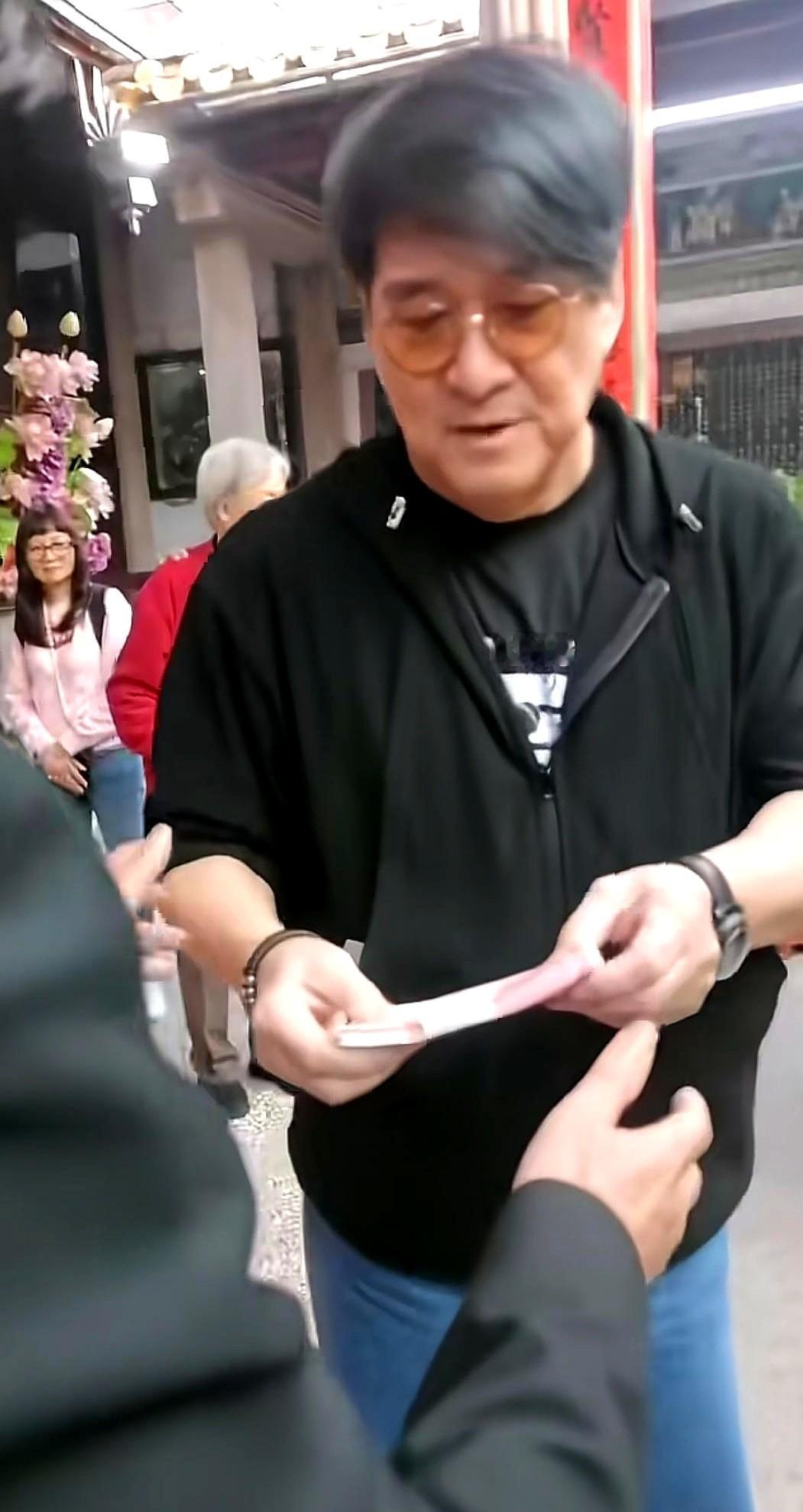 周华健这波操作真把人整不会了！现在网上吵翻了，有人说他小气——大明星回周氏祠