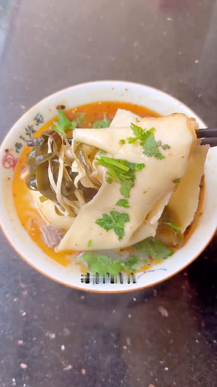 河南烩面。·面要和了软，稍微放点盐，醒上三四回，拉成二指宽。·羊肉炖成汤，汤