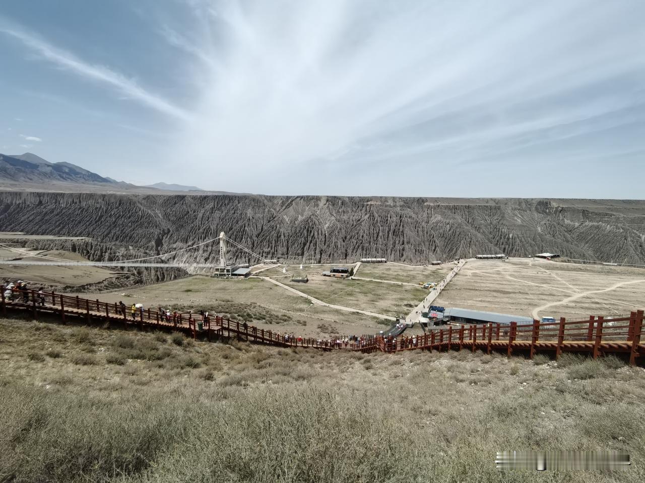 刀削斧凿千沟万壑，天山雪水写尽雄浑。独库公路起点到了！独库公路，是一条穿越天