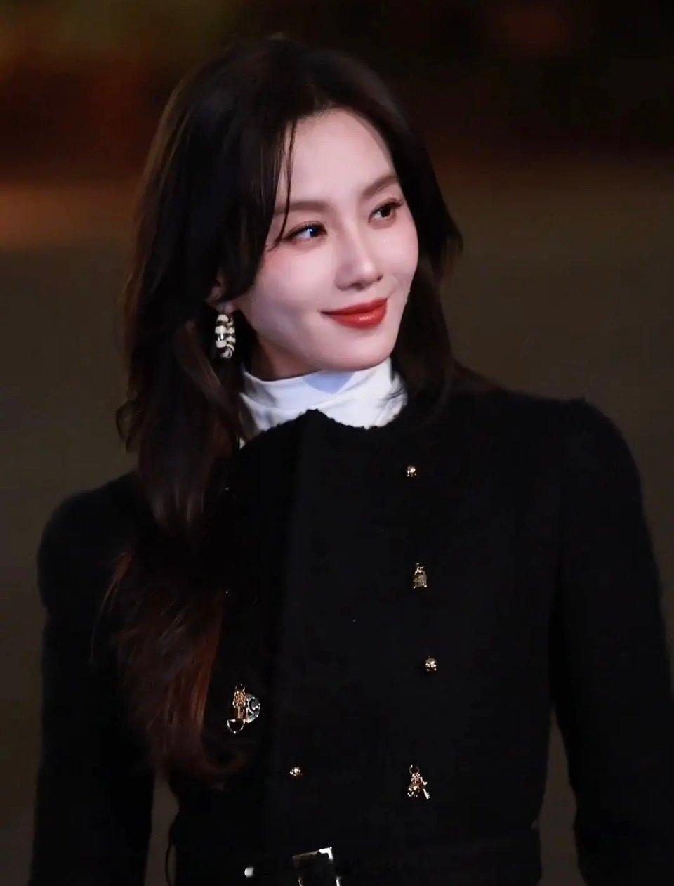 网友说刘诗诗现在的面相有点从人淡如菊变成野心勃勃，你喜欢现在这款野心勃勃的刘诗诗