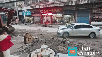 “鸡蛋碰石头”的现实版本，让你大开眼界。白车司机不知因为什么发怒后，脑子就像缺