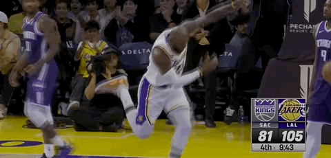 老小孩！里夫斯谈老大哥詹姆斯：“勒布朗是我们球队年龄最大的。”“但是我们