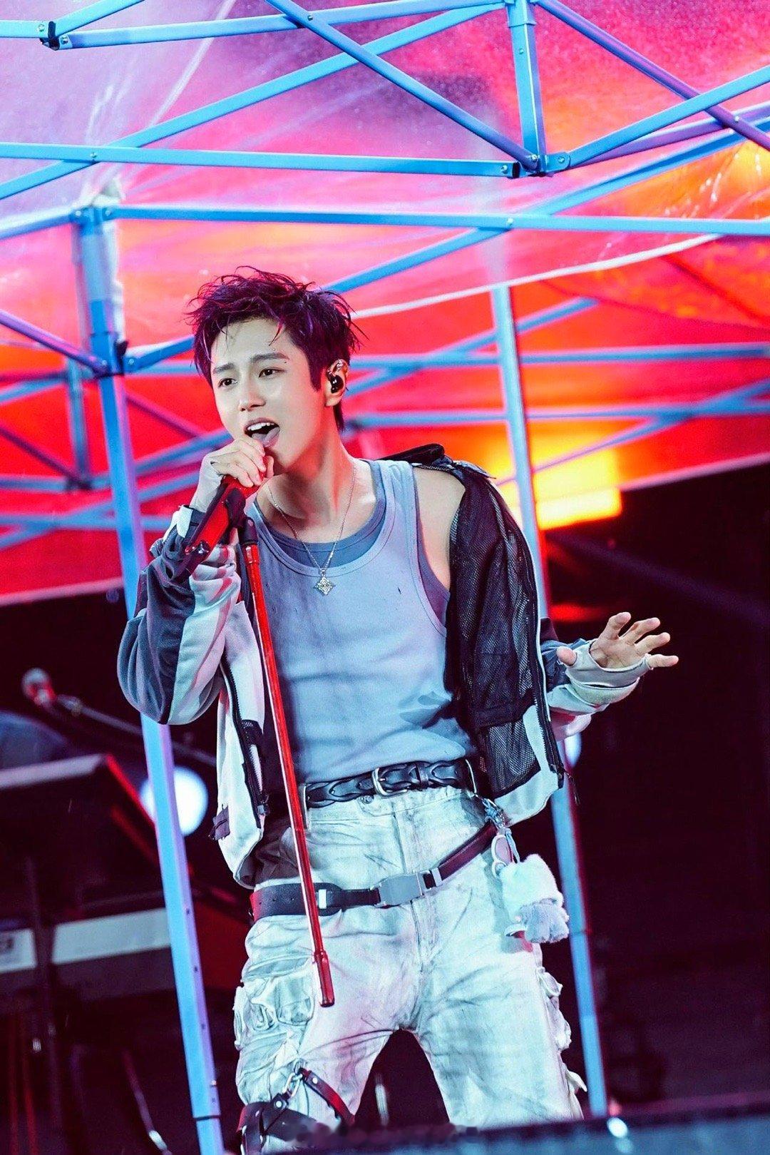 音乐节上的李汶翰是懂反差萌的！一身拼接皮衣酷飒全场，酒红发色帅到没边，结果腰间的