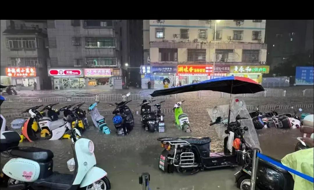 同样是暴雨，深圳停课这件事，打了多少人的耳光！同样是暴雨，有的城市一纸通知让