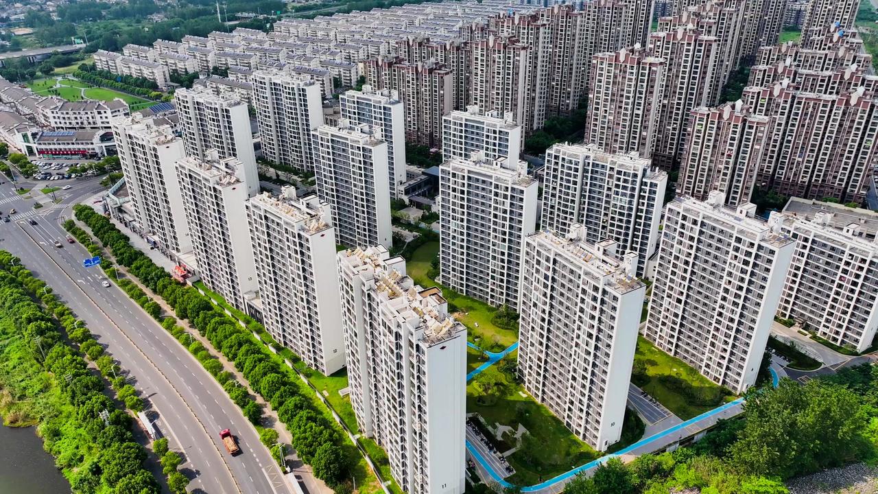 我认为房价还没见底，我觉得2015年房价翻倍之前的价格是一个合理值，如果说健康值