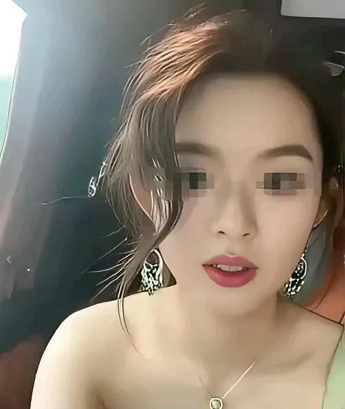黄杨钿甜没想到自己只是晒了副200万的耳环，网友就直接扒了她家底裤。本想借