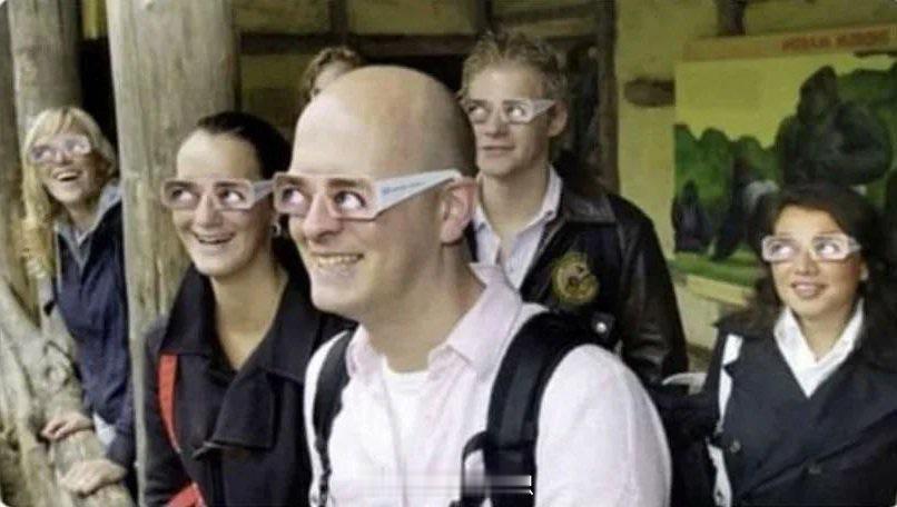 不要与大猩猩目光对视，因为它们会认为这是一种威胁，常常会引发防御或攻击性反应，尤